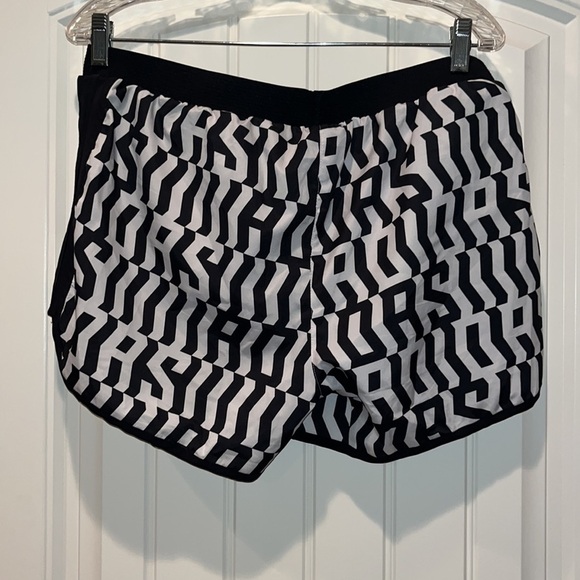 CUTE black white Adidas running aeroready shorts 4” Large - Picture 6 of 7